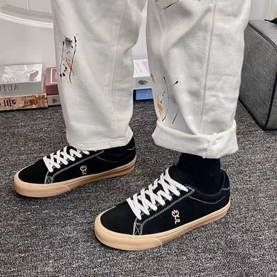 极路客男女款黑白北斗星极简专业耐磨减震运动滑板鞋