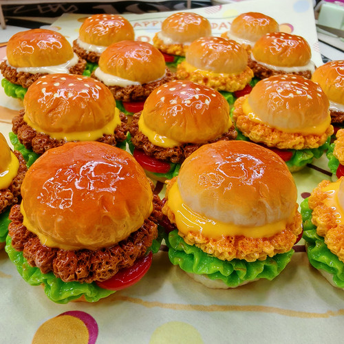 巨无霸汉堡帕恰kt场景diy小摆件