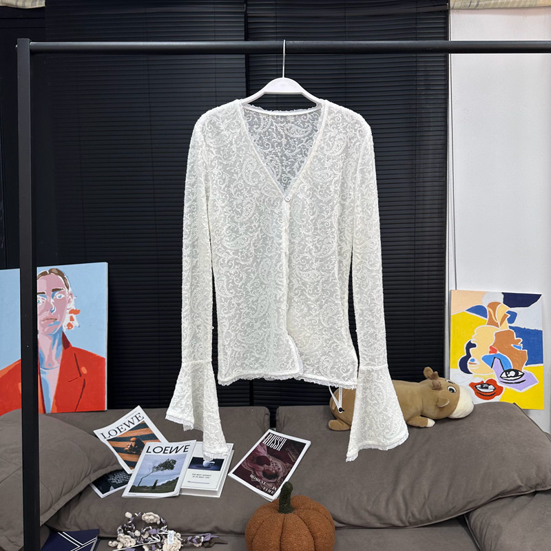 耳朵 8/7 20点 迷人羊毛蕾丝水袖 立体腰果花v领针织打底上衣