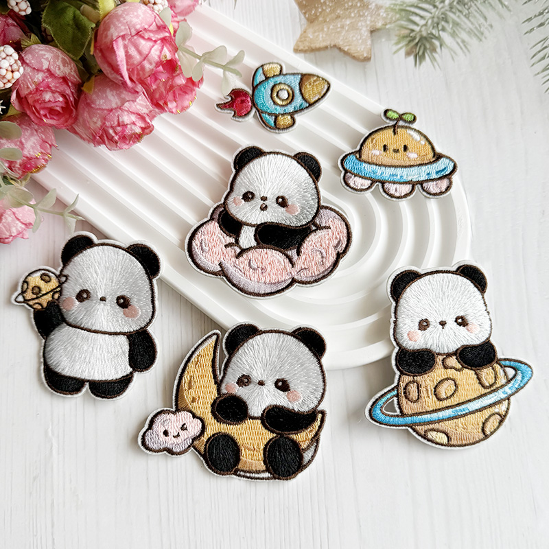 破洞羽绒服卡通星球熊猫刺绣贴