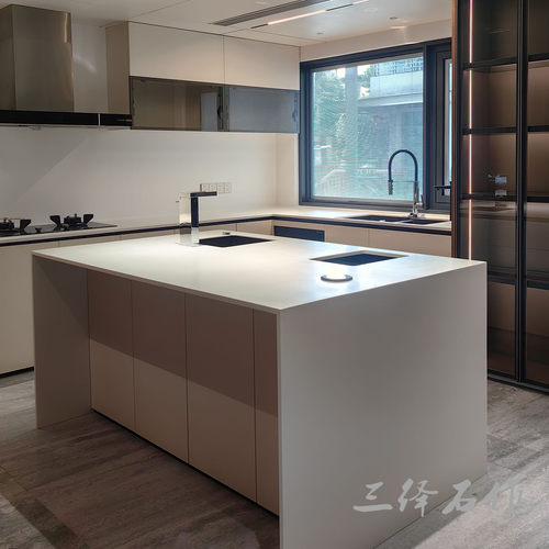 三绎石作岛台上门安装