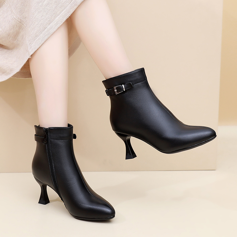 真皮女靴细跟尖头短靴黑色高跟