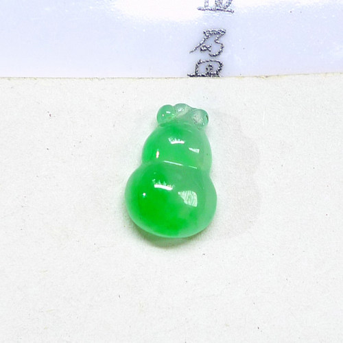 缅甸A货冰种阳绿翡翠葫芦戒面