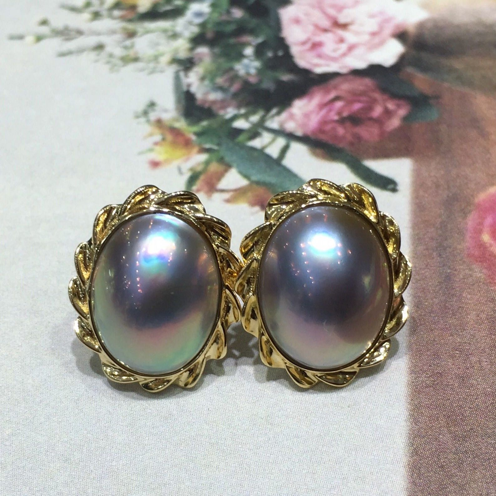 海水马贝珍珠耳钉 椭圆孔雀蓝马贝珍珠耳钉花纹镶嵌包边18k材质