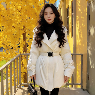 95白鹅绒轻盈保暖白色连帽收腰羽绒服女翻领束带气质显瘦鹅绒外套