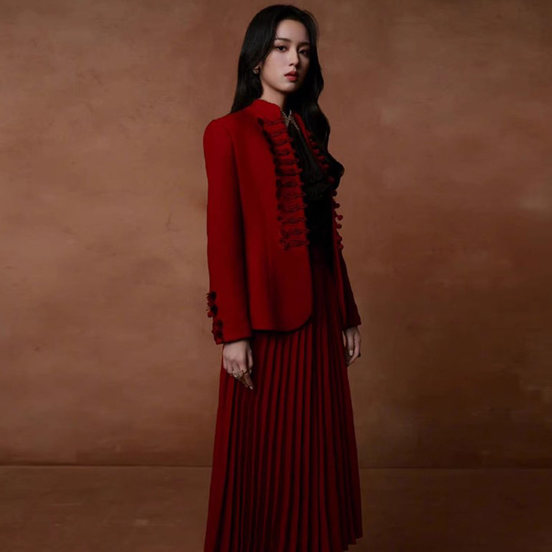 杨超越明星同款新年红战衣高贵中国风盘扣立领西装外套百褶半裙