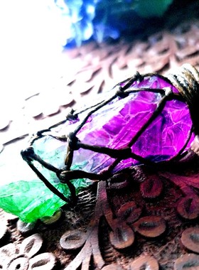 福百瑞seaglass 天然电镀紫绿水晶柱随意原石网兜蜡绳项链吊坠