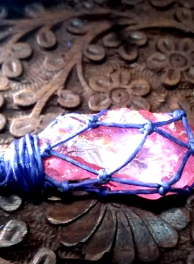 福百瑞原创天然电镀玫红水晶柱随意原石网兜蜡绳项链