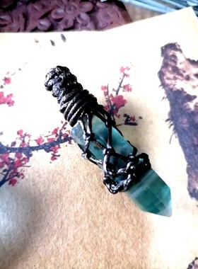 福百瑞seaglass 天然绿萤石水晶柱随意原石网兜蜡绳项链吊坠