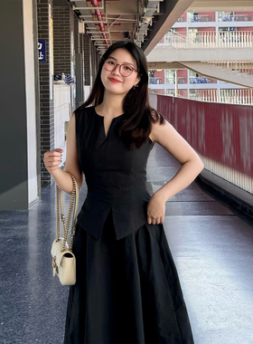 黑色无袖收腰连衣裙女夏季高级感通勤气质中长款大摆伞裙赫本风