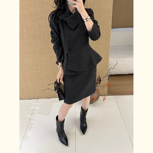 高级感灰色毛呢套装女秋冬不规则翻领收腰荷叶边外套半身裙两件套