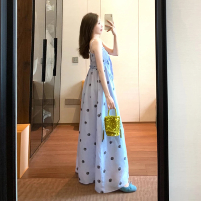 法式淡蓝波点吊带遮胯度假连衣裙