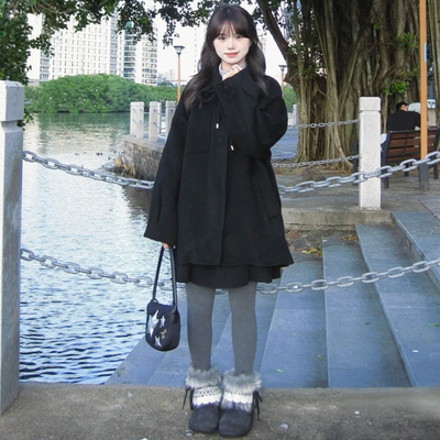 学院风黑色娃娃领廓形毛呢外套女