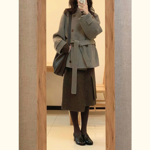 赫本风雾绿色毛呢外套女秋冬双排扣收腰系带中长款高级感气质大衣