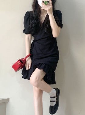 夏季新款泡泡袖连衣裙女荷叶边绑带a字小众收腰显瘦V领赫本小黑裙