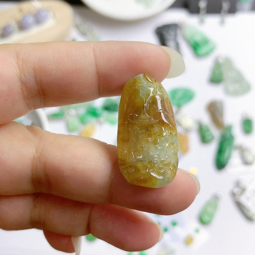 天然翡翠A货黄翡山水牌吊坠