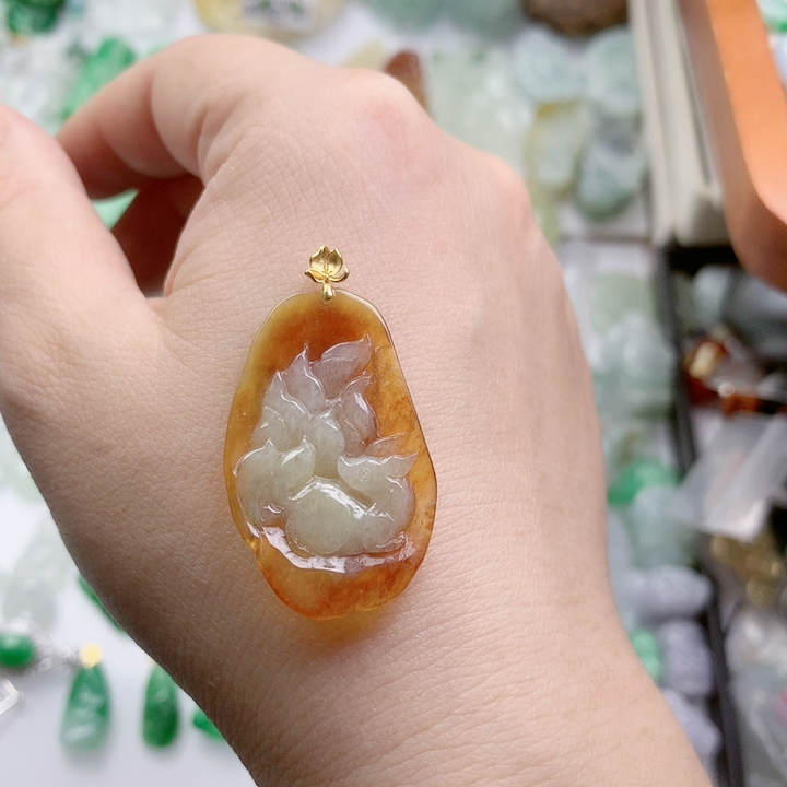 天然翡翠18k金镶嵌黄皮巧雕九尾狐吊坠