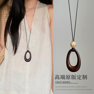黑皮绳木质椭圆吊坠小众长款项链配饰女款轻奢高级感毛衣链颈链