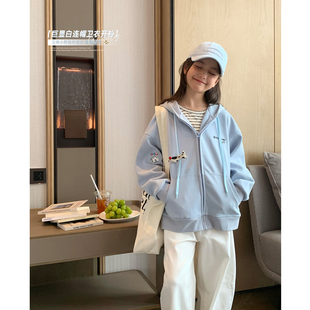 女大童浅蓝连帽开衫2026春装新款初中生卡通刺绣卫衣学生帽衫外套