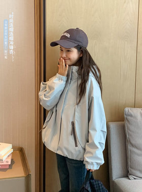 浅蓝色宽松连帽户外冲锋衣外套