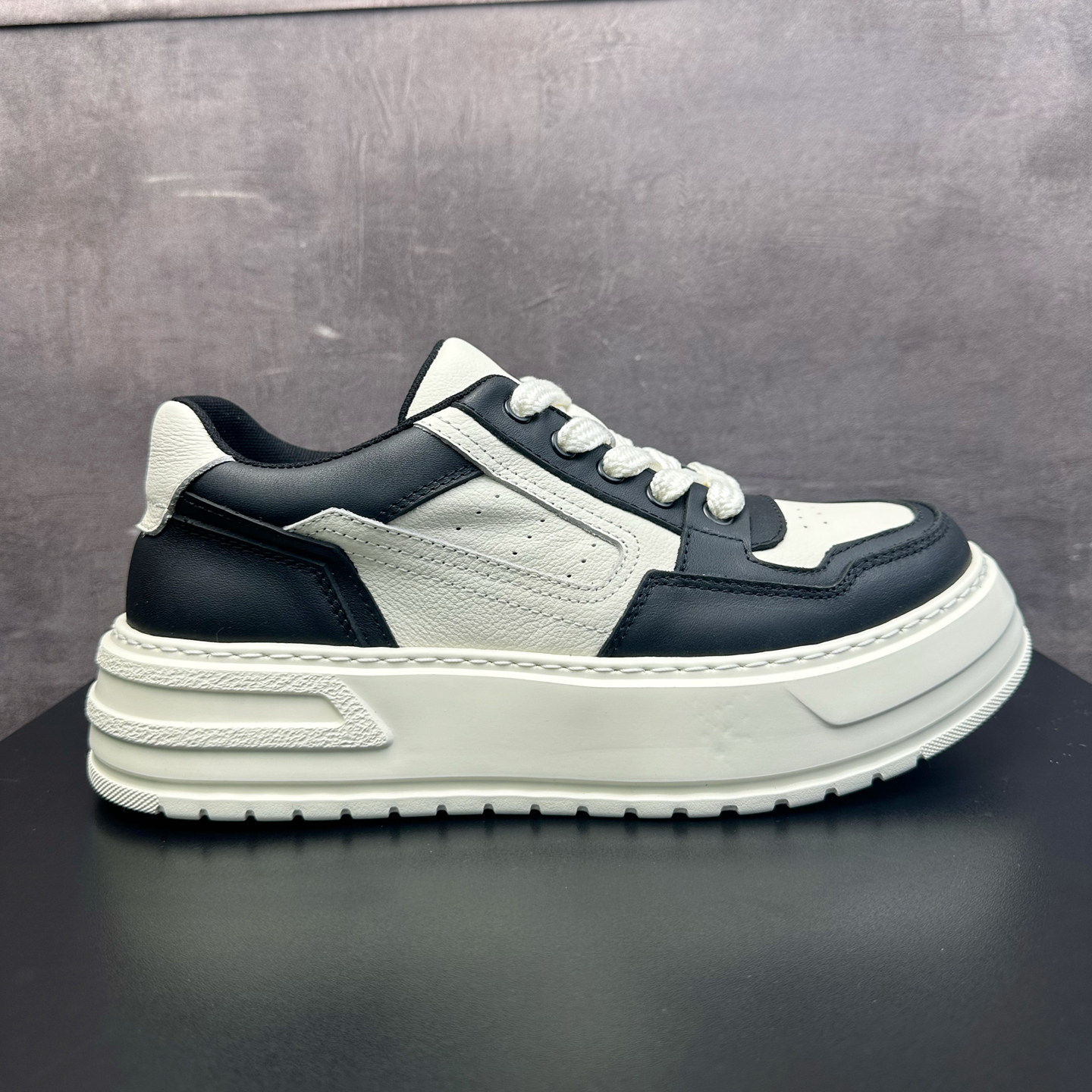 街拍设计款潮流黑白拼接休闲鞋男士增高厚底牛皮板鞋2026新款潮鞋,流行男鞋,休闲板鞋,淘宝优惠券,粉丝福利购,淘宝优惠卷