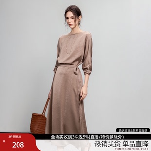 德玛纳静奢风缎面连衣裙女26春秋新款皱感七分袖收腰围裹式中长裙