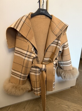 新格纹斗篷2025秋冬新款狐狸毛呢子外套女羊毛高级感双面羊绒大衣