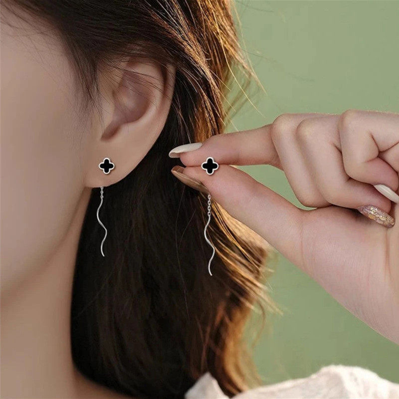 黑色四叶草波浪耳线2024新款爆款高级感气质简约迷你短款流苏耳饰,饰品/流行首饰/时尚饰品新,耳线,淘宝优惠券,粉丝福利购,淘宝优惠卷