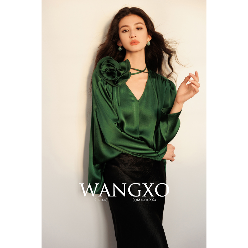 WANGXO｜光泽感泡泡肌理缎｜可拆卸手工立体玫瑰花｜V领宽松衬衫