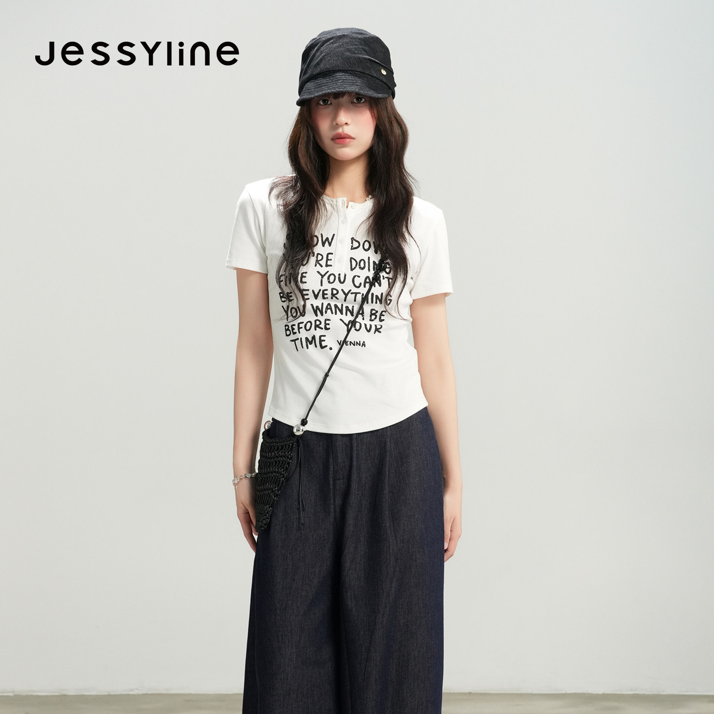 jessyline杰茜莱2026夏季新款白色百搭字母正肩短袖女小个子上衣