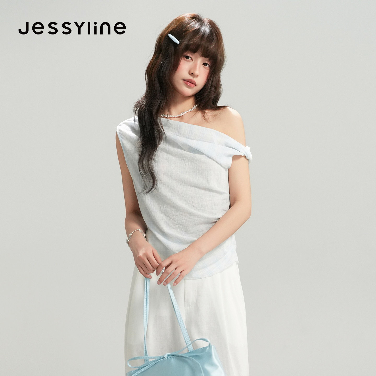jessyline杰茜莱2026夏季新款斜露肩上衣女浅蓝色不对称纯棉小衫