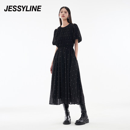 jessyline杰茜莱2024夏季新款黑色波点收腰显瘦气质露肩连衣长裙