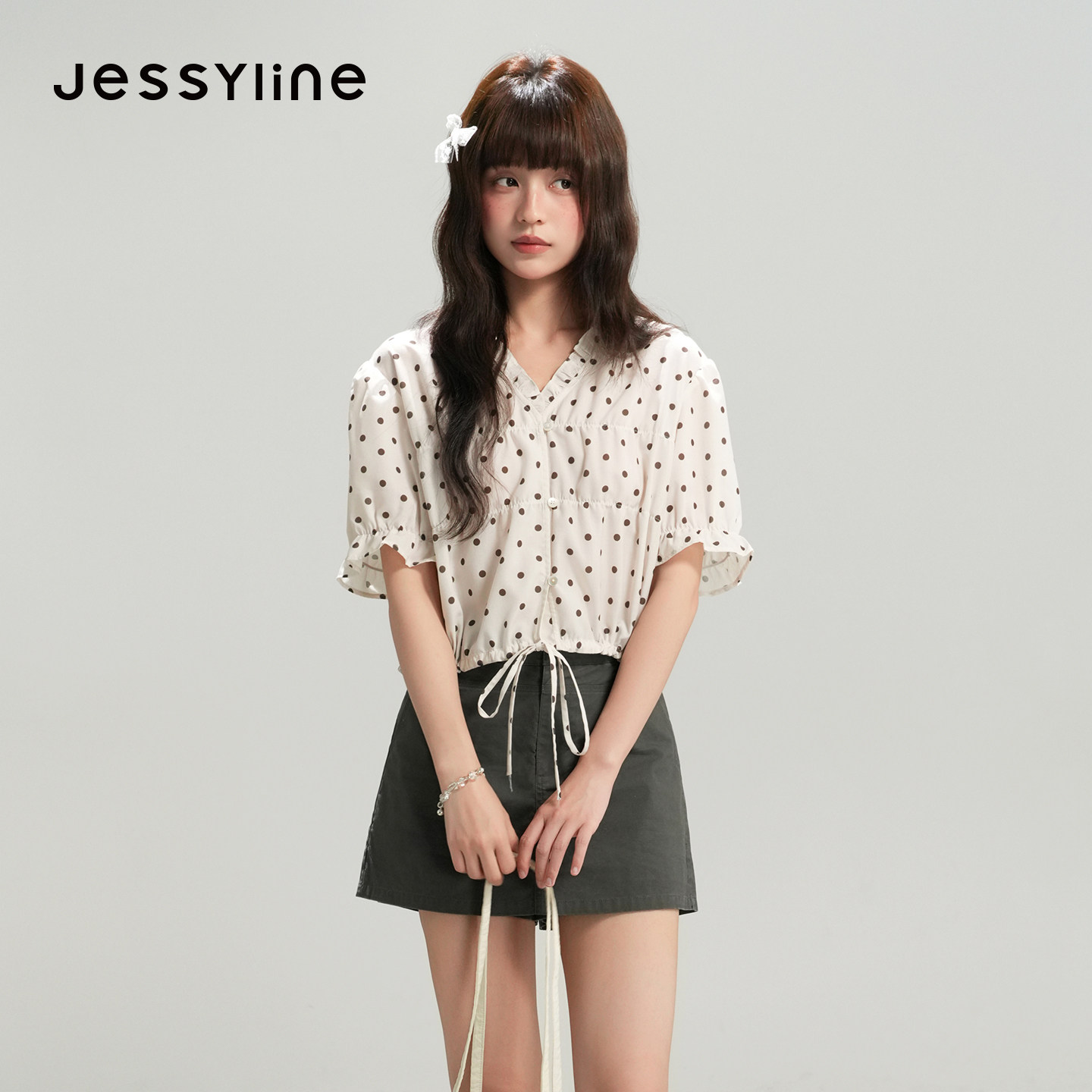 jessyline杰茜莱2026夏新款复古波点泡泡袖雪纺衬衫女系带v领上衣