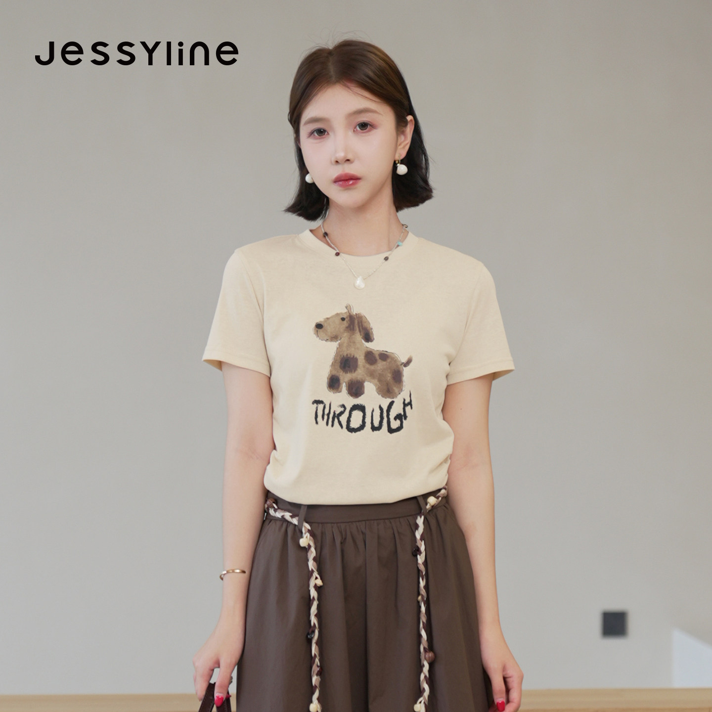 jessyline杰茜莱2026新款小狗字母短袖T恤女夏米色显瘦百搭上衣潮