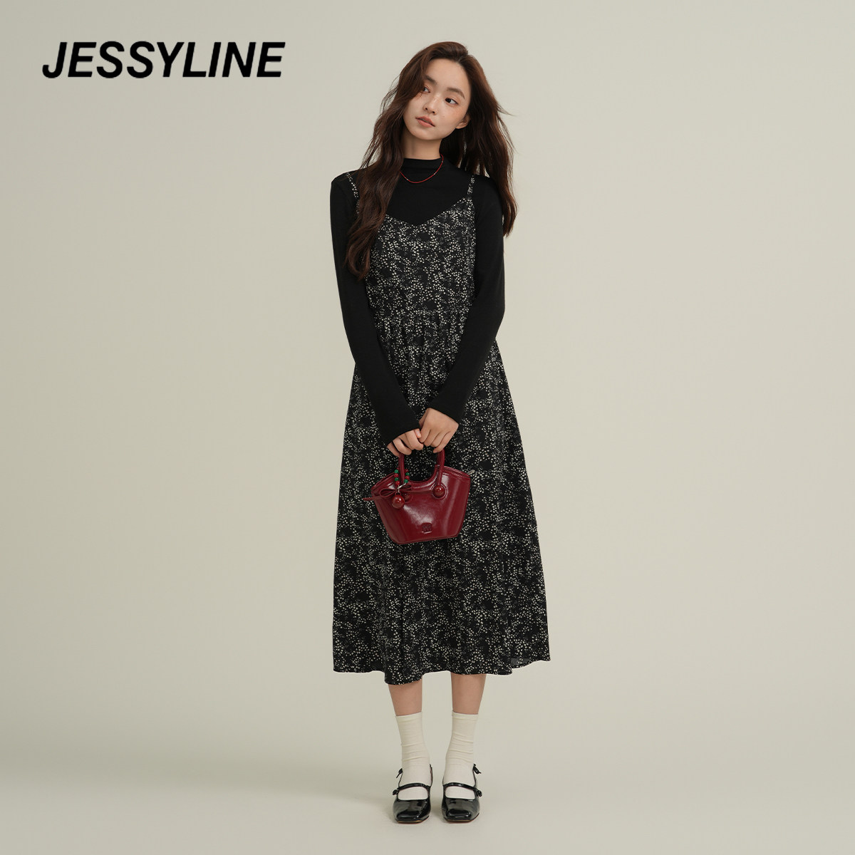 jessyline杰茜莱26秋新款淑女风碎花吊带连衣裙黑色上衣穿搭套装