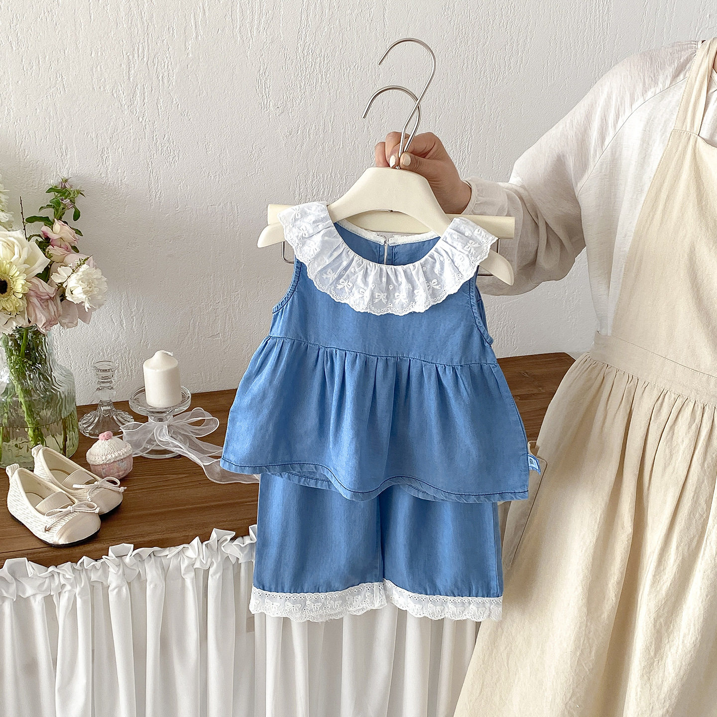 女童夏季新款套装2026宝宝时尚娃娃领背心上衣花边宽松裤子两件套