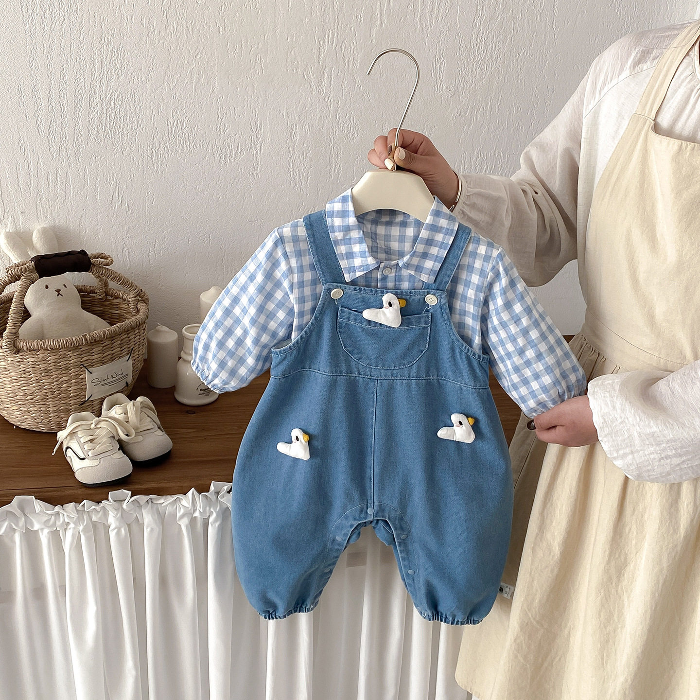 婴儿立体鸭子玩偶背带裤套装男宝宝牛仔连体裤纯棉格子衬衫两件套