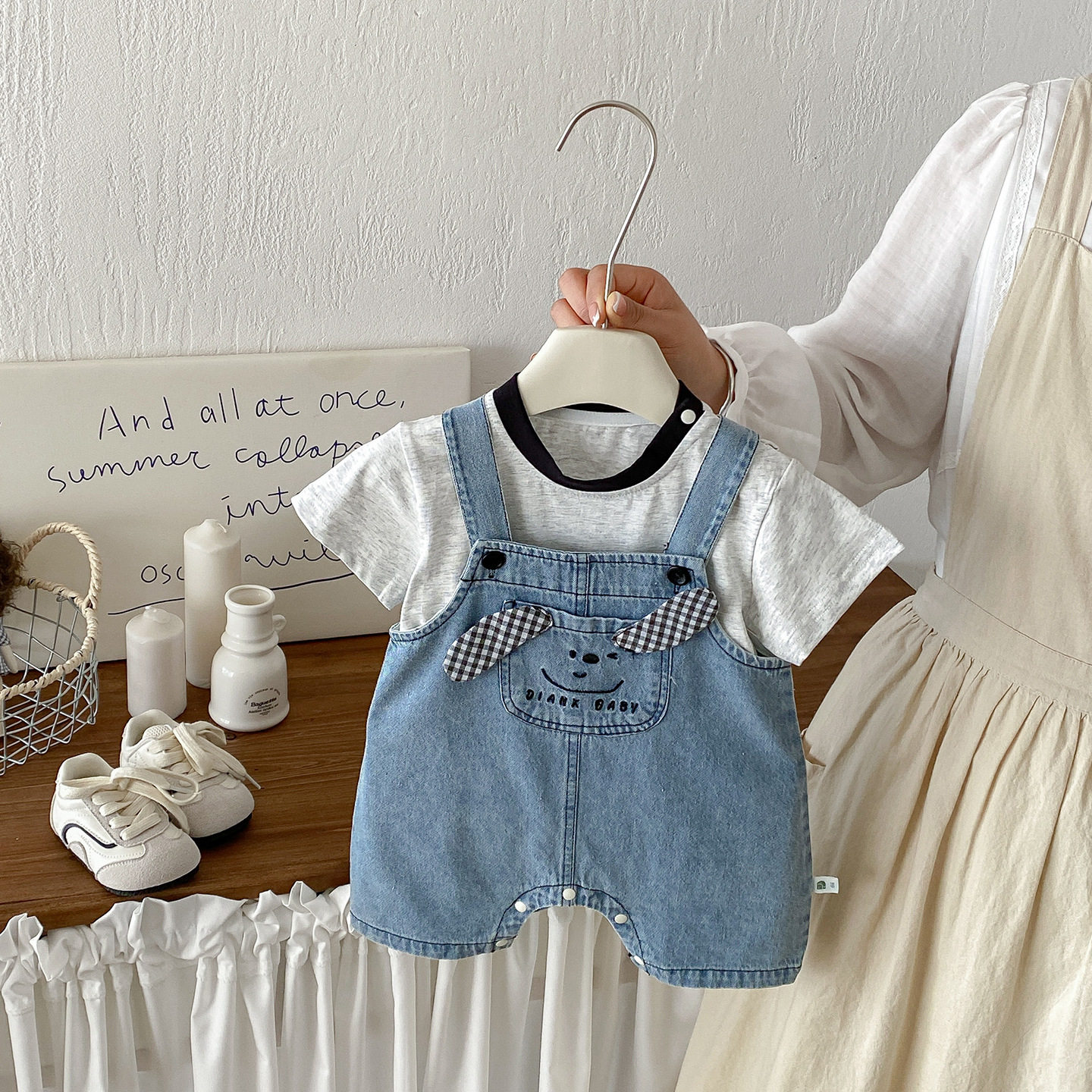 婴儿纯棉短袖T恤套装夏装新款宝宝半袖上衣背带卡通牛仔裤两件套