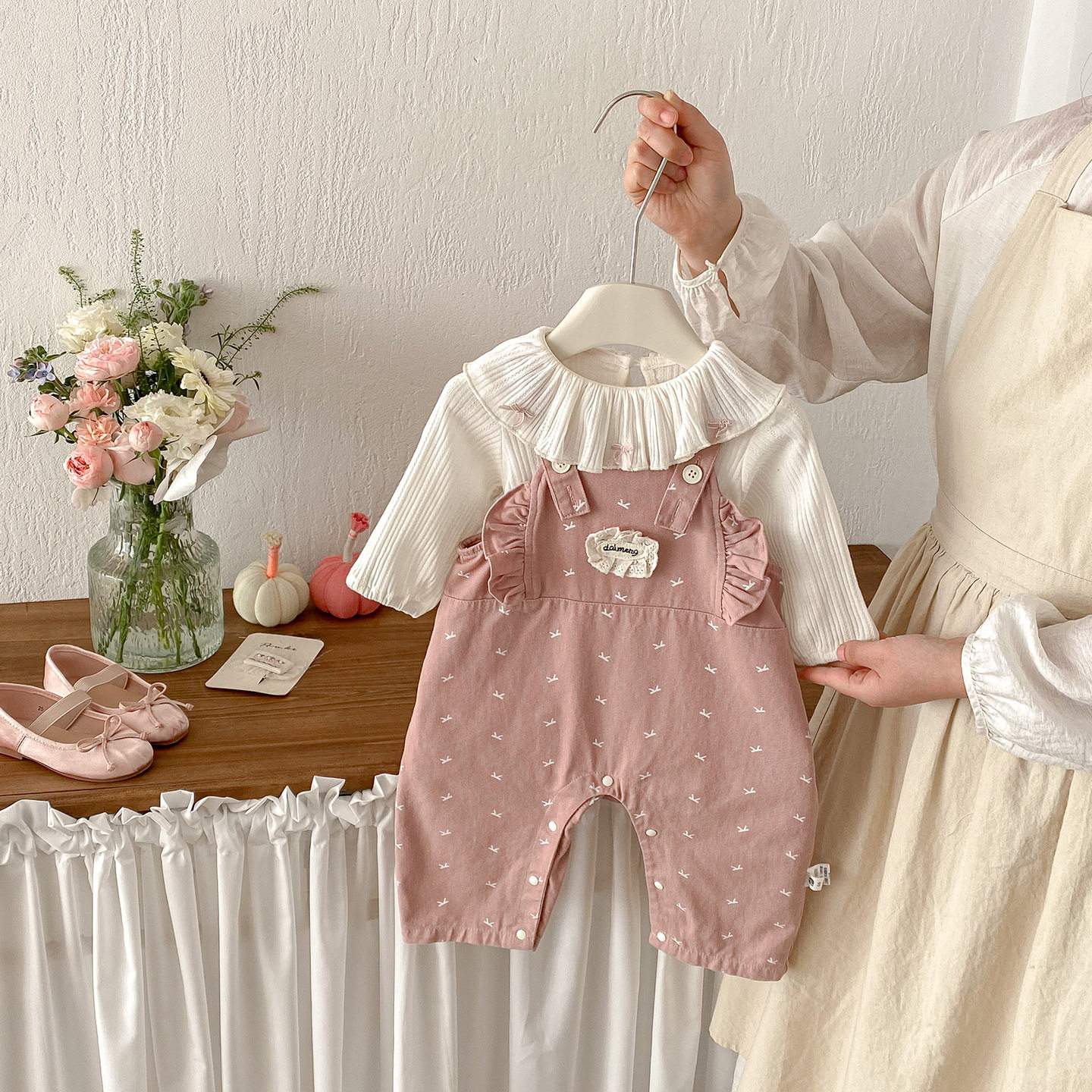 婴儿纯棉背带连体裤套装女宝宝满印蝴蝶结背带裤娃娃领上衣两件套