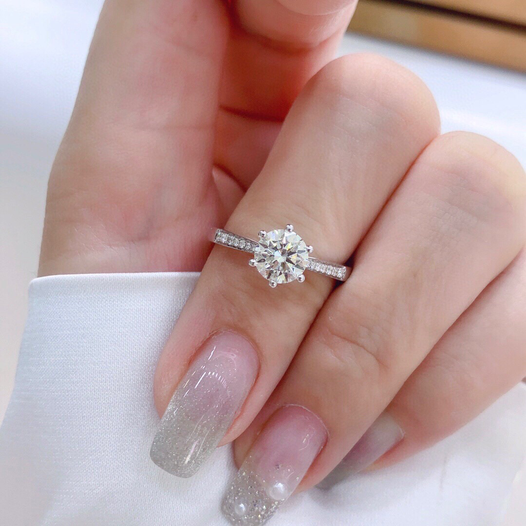 经典皇冠星光微镶六爪莫桑石钻戒铂k金女50分1克拉求婚仿真对戒指