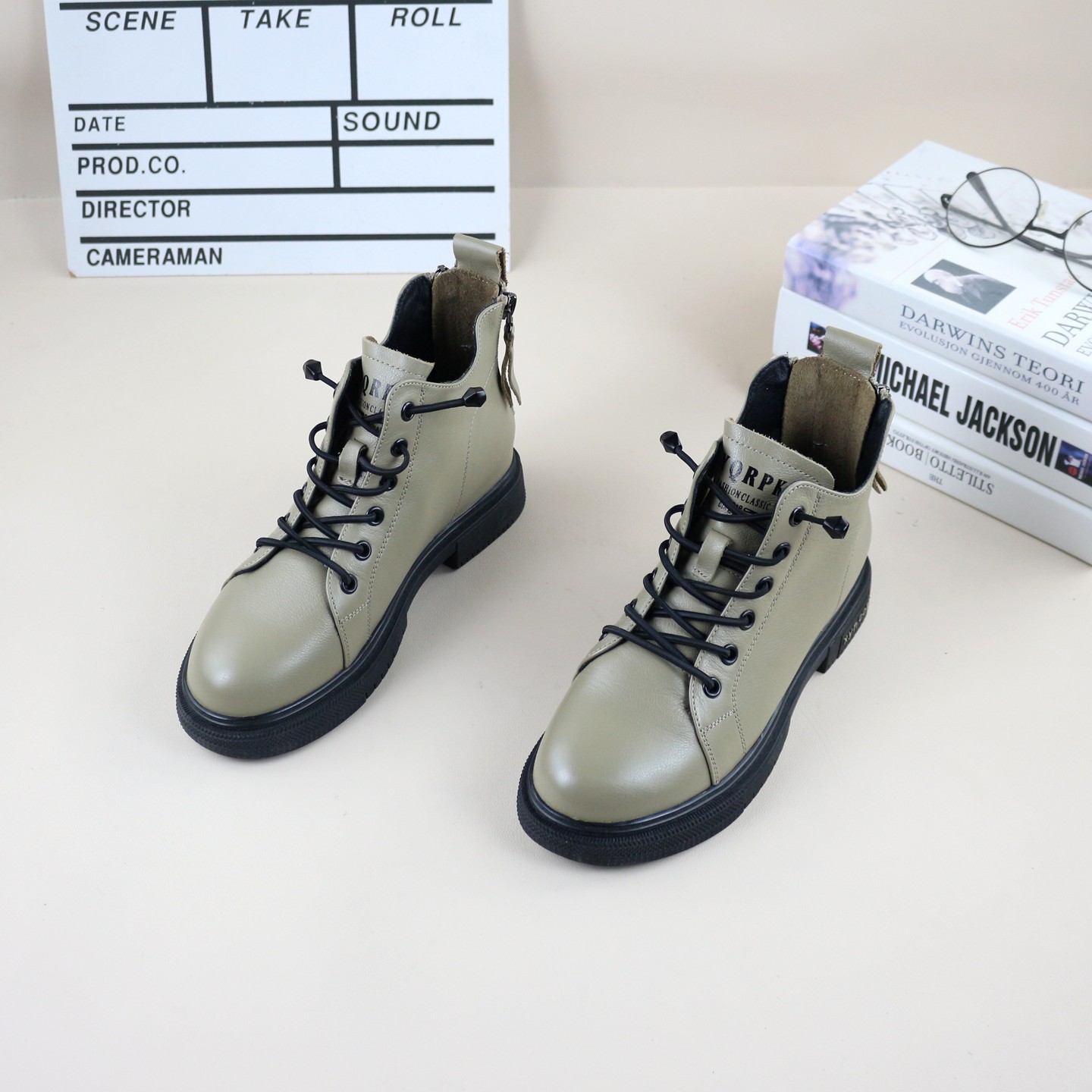 00真皮头层牛皮秋冬季新款撤柜单里平底松紧带时尚女休闲马丁靴,女鞋,马丁靴,淘宝优惠券,粉丝福利购,淘宝优惠卷