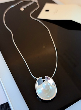 简约小众设计雅白银色椭圆凹凸珍珠项链女轻奢高级感ins风吊坠