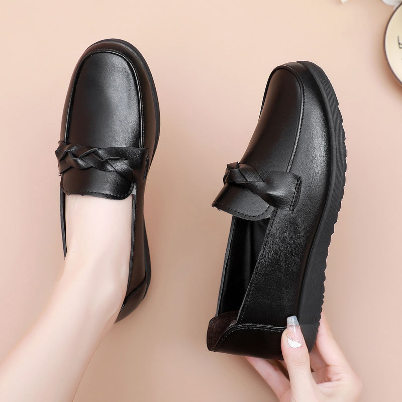 2025年妈妈鞋春秋款中老年人皮鞋软底奶奶女鞋舒适老人鞋中年单鞋