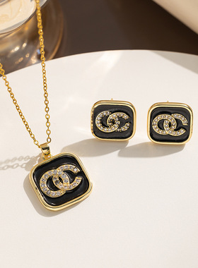 欧美新款字母黑色耳环项链套装 跨境时尚感锁骨项链耳饰