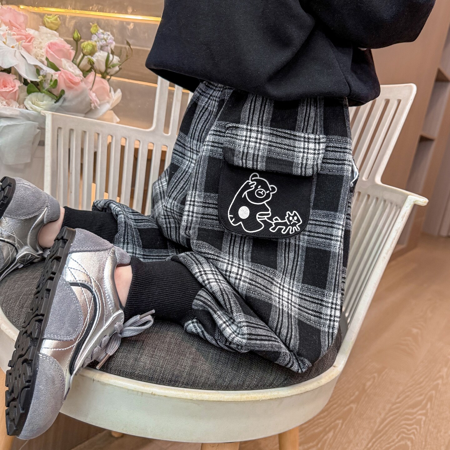 女童运动卫裤春秋款2025新款儿童卡通休闲裤秋装女宝宝束脚格子裤