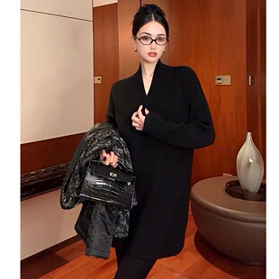 时尚 优化肩颈线百搭长毛衣黑色立领v领长袖 上衣女 松弛艺术 紫紫