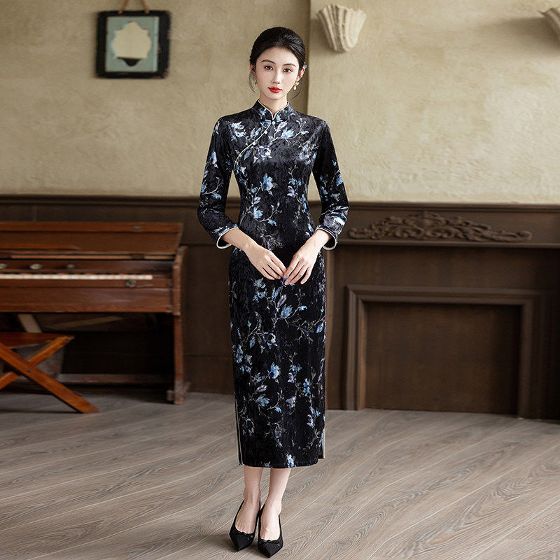黑色丝绒新中式掐腰长款长袖秋季旗袍中袖2026新款年轻款女春秋装