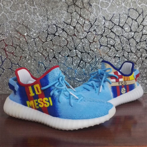 私人定制YEEZY白椰子鞋巴萨梅西足球主题天蓝渐变彩绘涂鸦diy球鞋