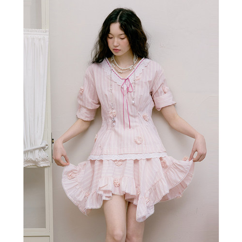 今日艺术家原创淡粉色条纹花朵七分袖衬衫不规则荷叶边半身裙套装