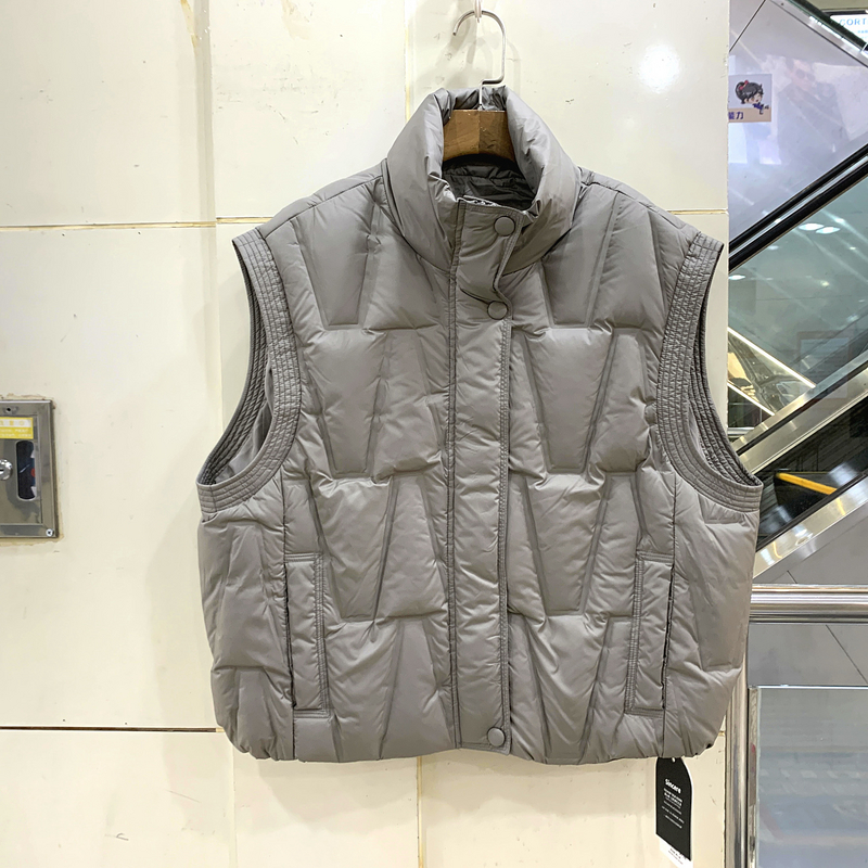 33109 欧货秋冬2025款时尚几何压花立领休闲轻薄白鸭绒羽绒服马甲